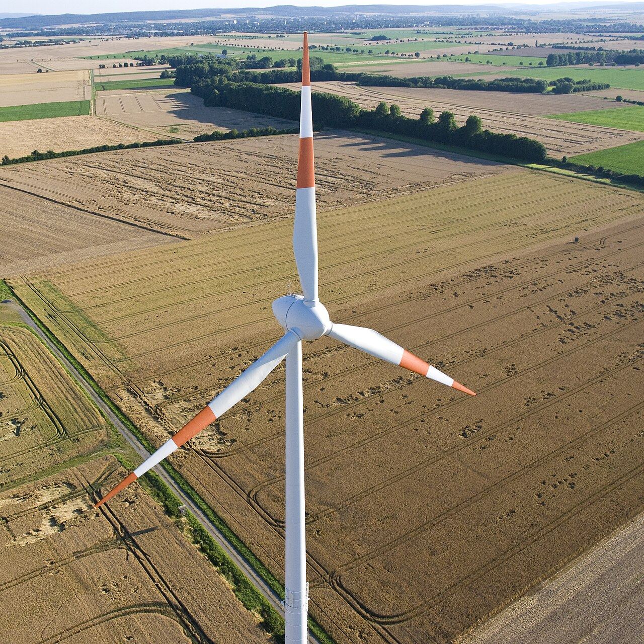 Windkraftanlagen in einer Landschaft — Symbol für den Strukturwandel, der Klimatransitionsrisiken auslöst.