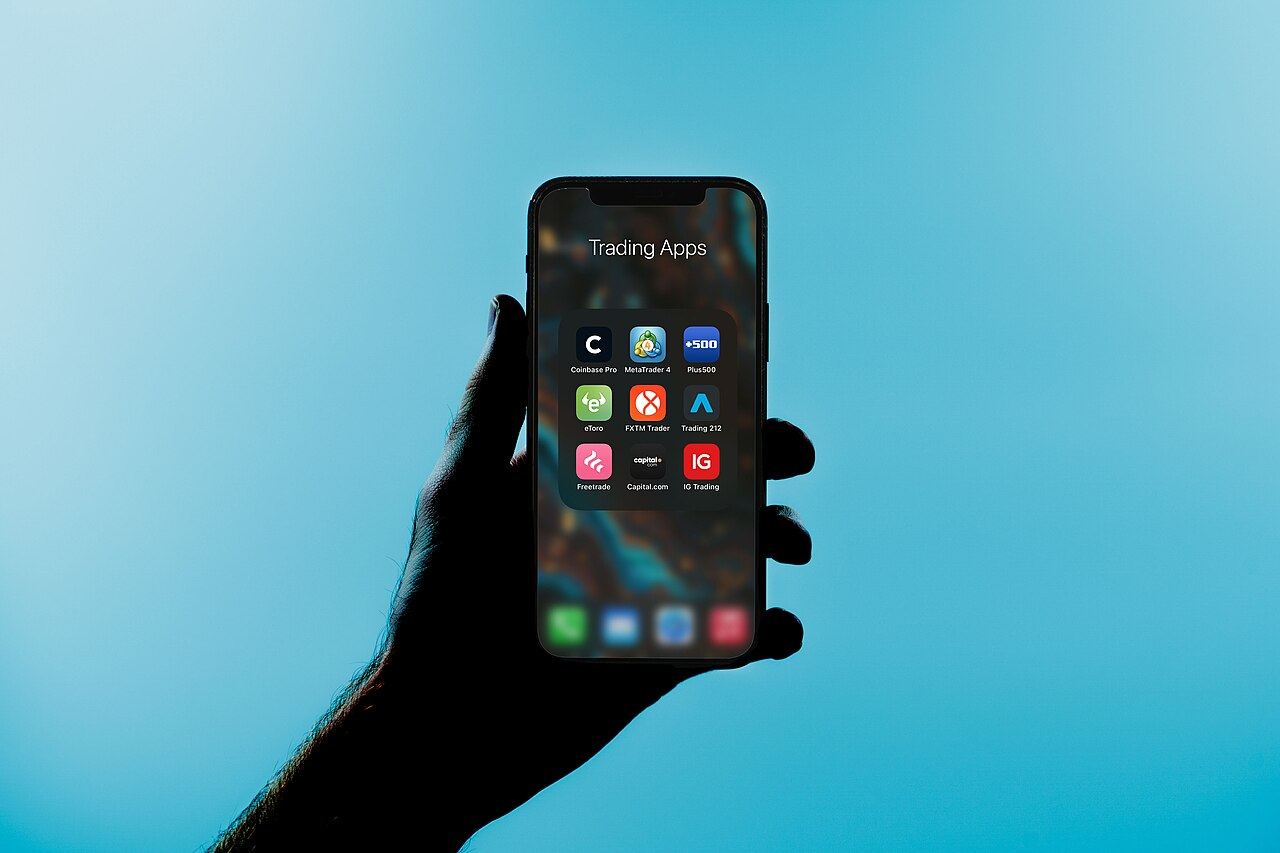 Handelsapplikationen auf einem Smartphone — Symbol für Sektorportfolios, auf die NGFS-Szenarien übertragen werden.